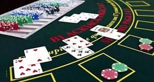 Meja blackjack langsung dengan dealer profesional di studio mega717